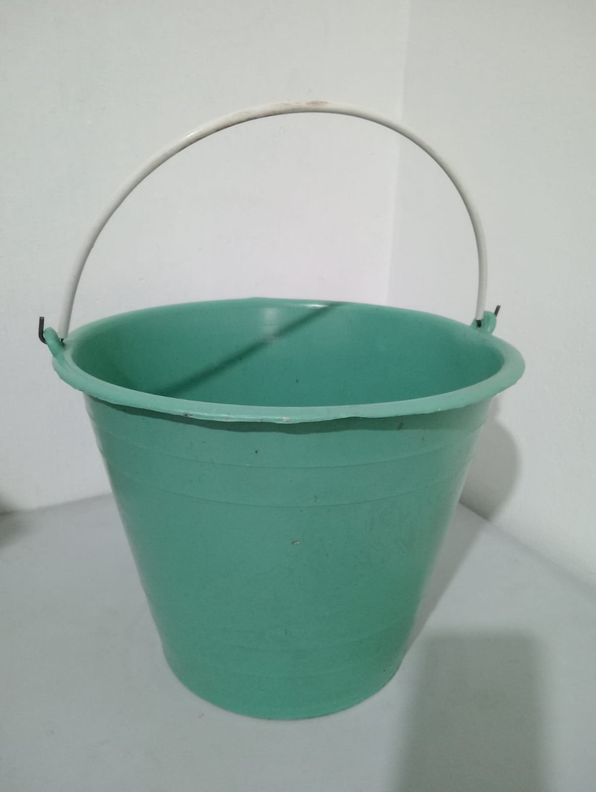 CUBETA DE PLASTICO N12, AGARRADERA METALICA RECUBIERTA - Image 4